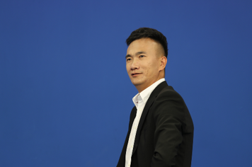 李總側(cè)面照手機(jī)版最佳圖.png